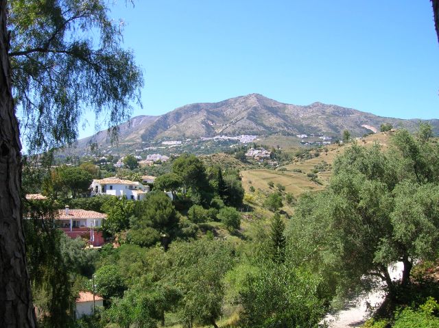 Gran finca con vistas a mar y montaña.