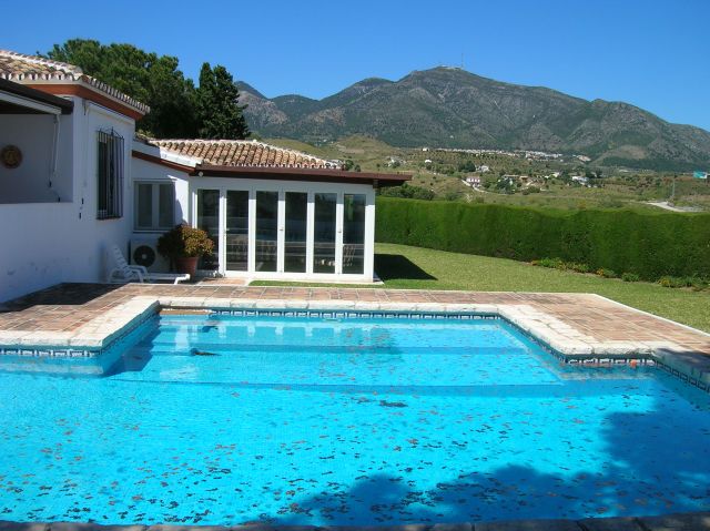 Gran finca con vistas a mar y montaña.