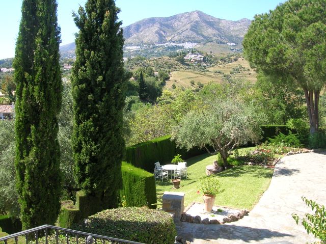 Gran finca con vistas a mar y montaña.