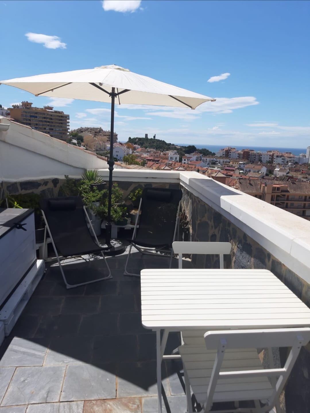 Excelente y acogedor atico con garaje, piscina e impresionantes vistas en Los Pacos, Fuengirola