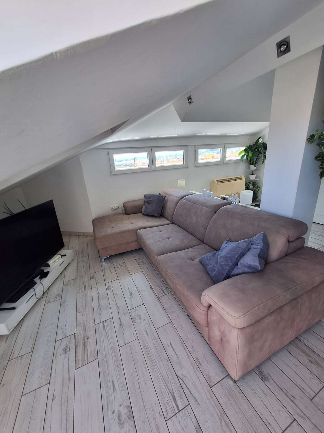 Excelente y acogedor atico con garaje, piscina e impresionantes vistas en Los Pacos, Fuengirola