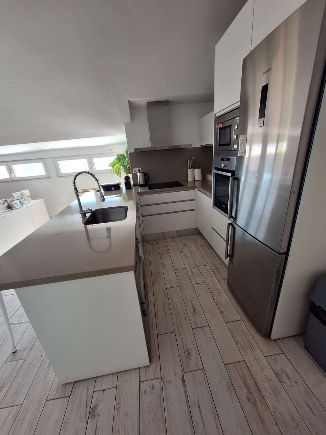 Excelente y acogedor atico con garaje, piscina e impresionantes vistas en Los Pacos, Fuengirola