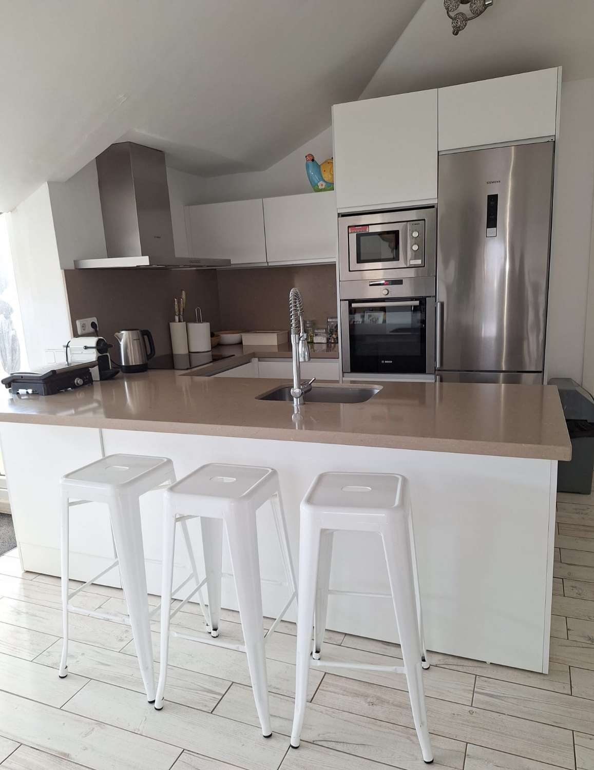 Excelente y acogedor atico con garaje, piscina e impresionantes vistas en Los Pacos, Fuengirola