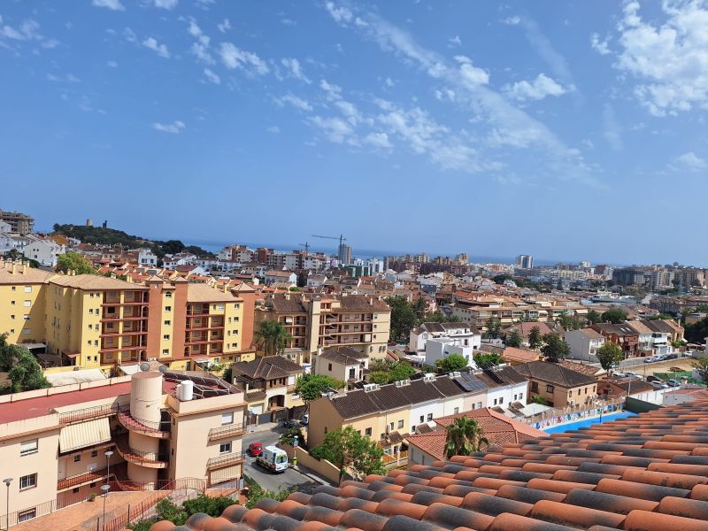 Excelente y acogedor atico con garaje, piscina e impresionantes vistas en Los Pacos, Fuengirola