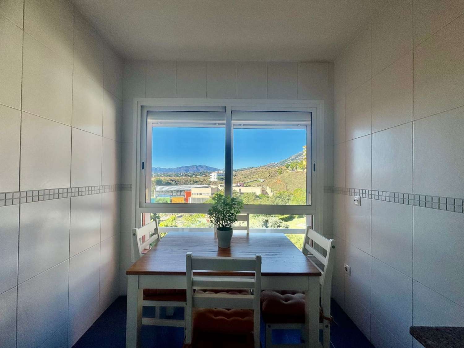 Bonito y acogedor piso con parking y piscina.