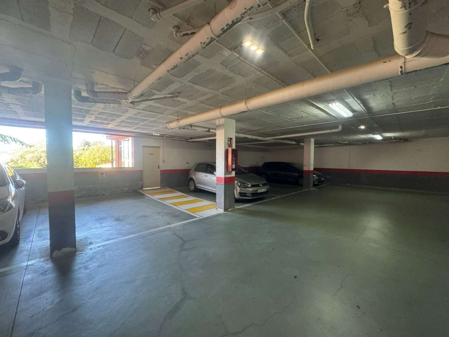 Bonito y acogedor piso con parking y piscina.