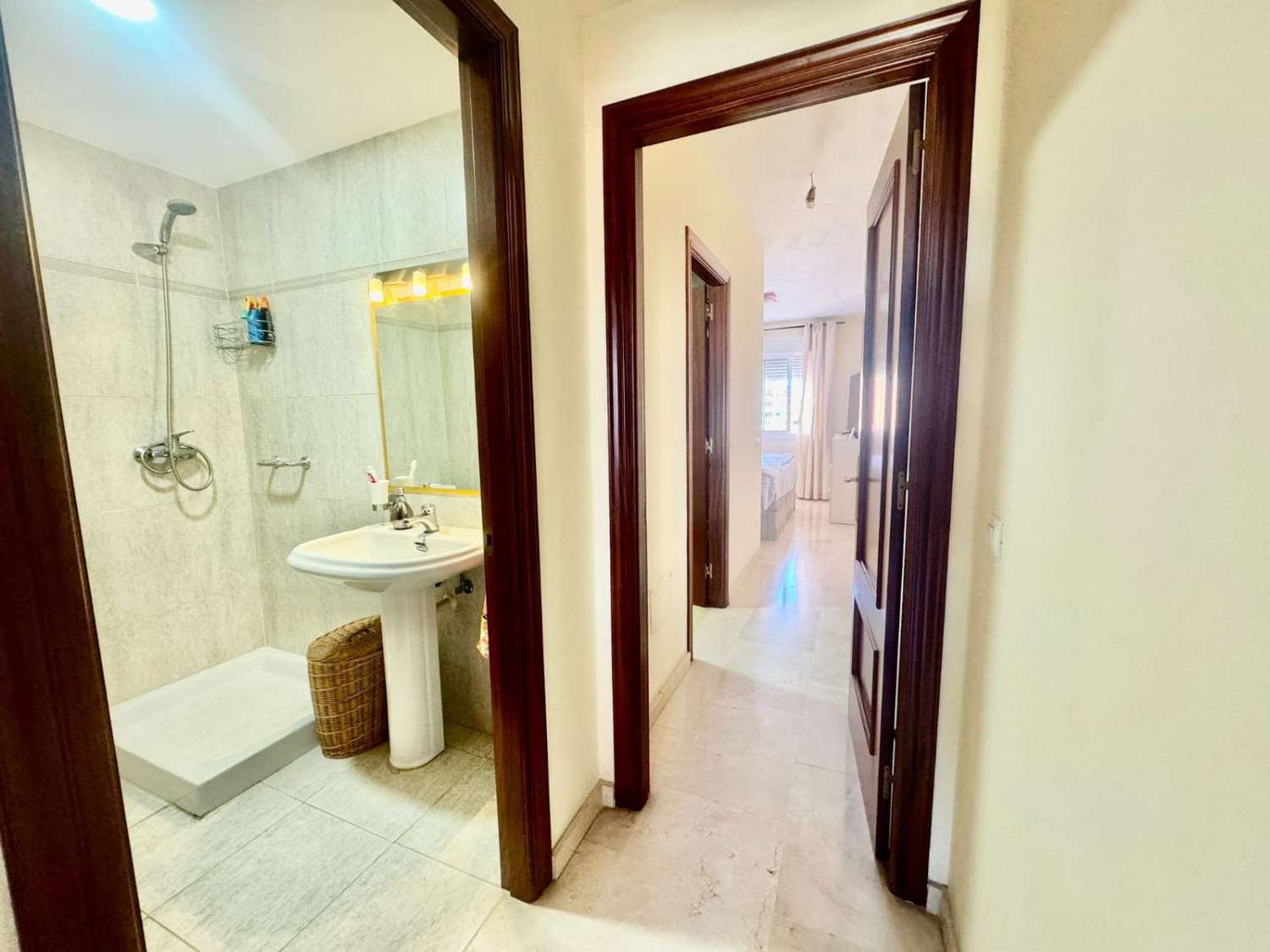 Bonito y acogedor piso con parking y piscina.