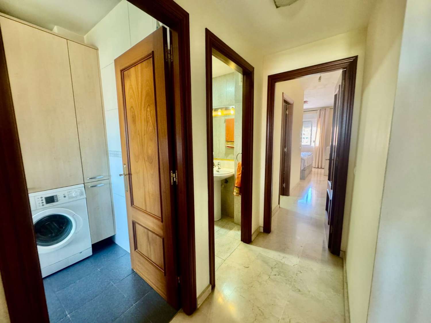 Bonito y acogedor piso con parking y piscina.