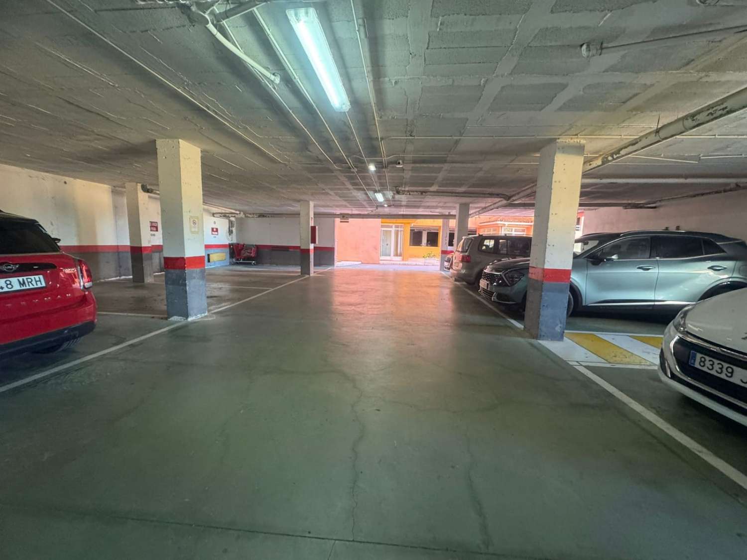 Bonito y acogedor piso con parking y piscina.