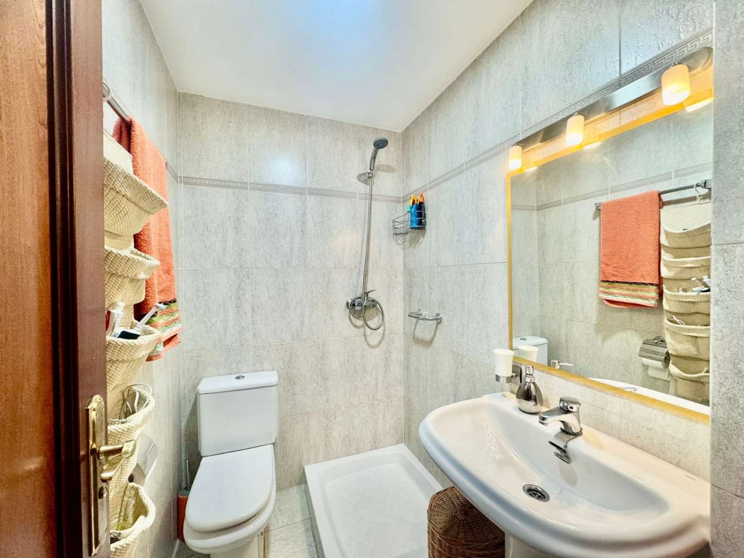 Bonito y acogedor piso con parking y piscina.