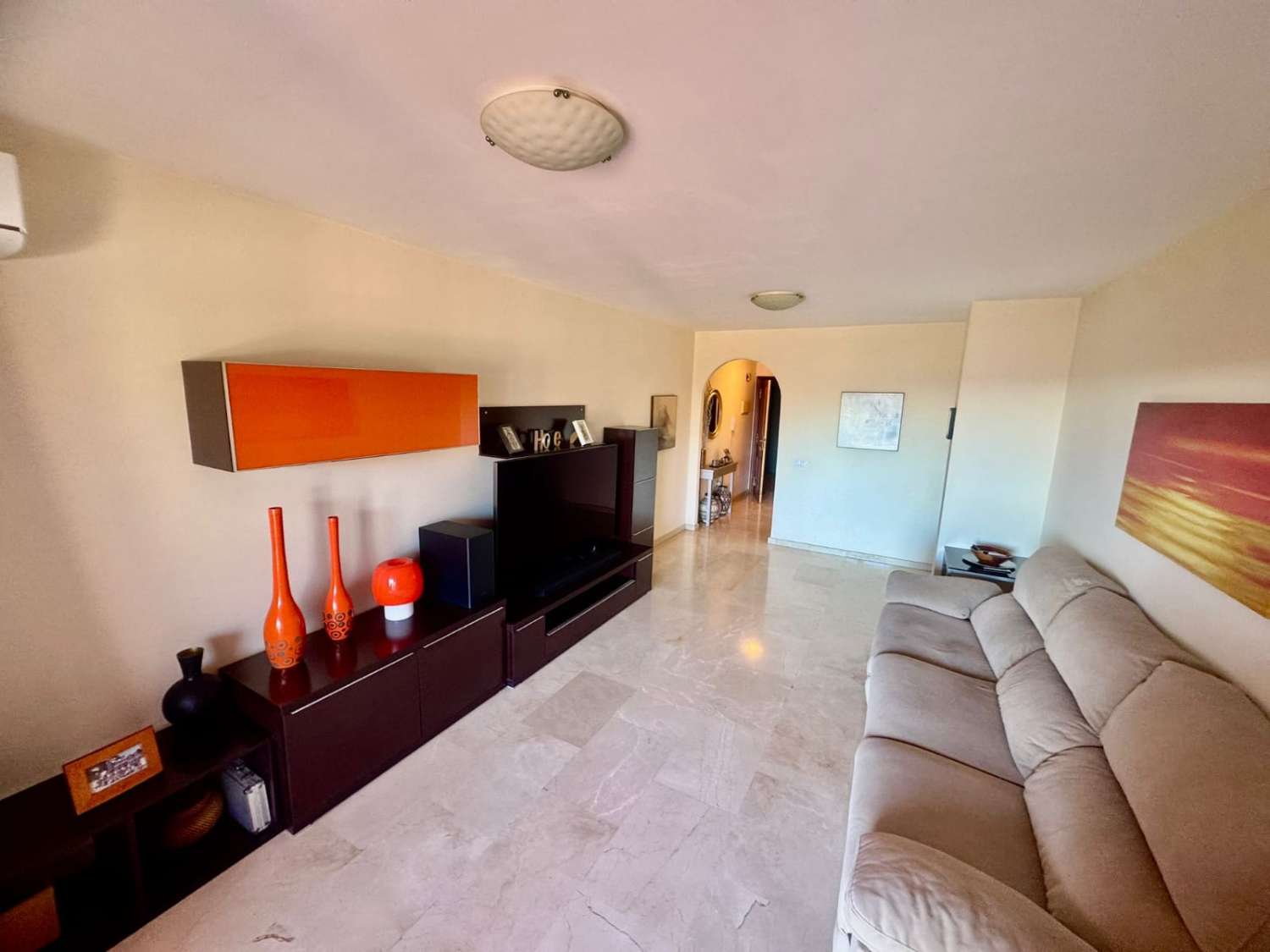 Bonito y acogedor piso con parking y piscina.