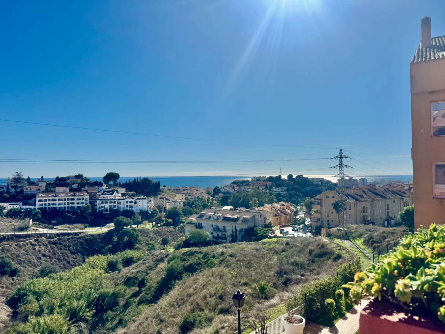 Bonito y acogedor piso con parking y piscina.