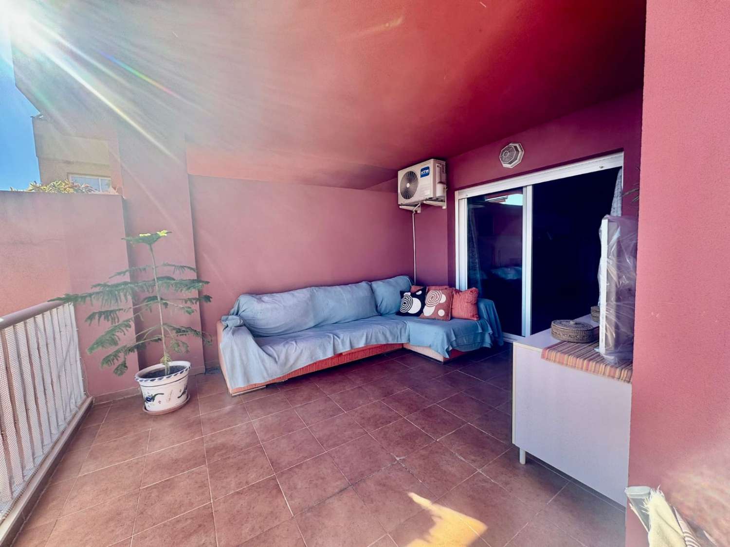 Bonito y acogedor piso con parking y piscina.