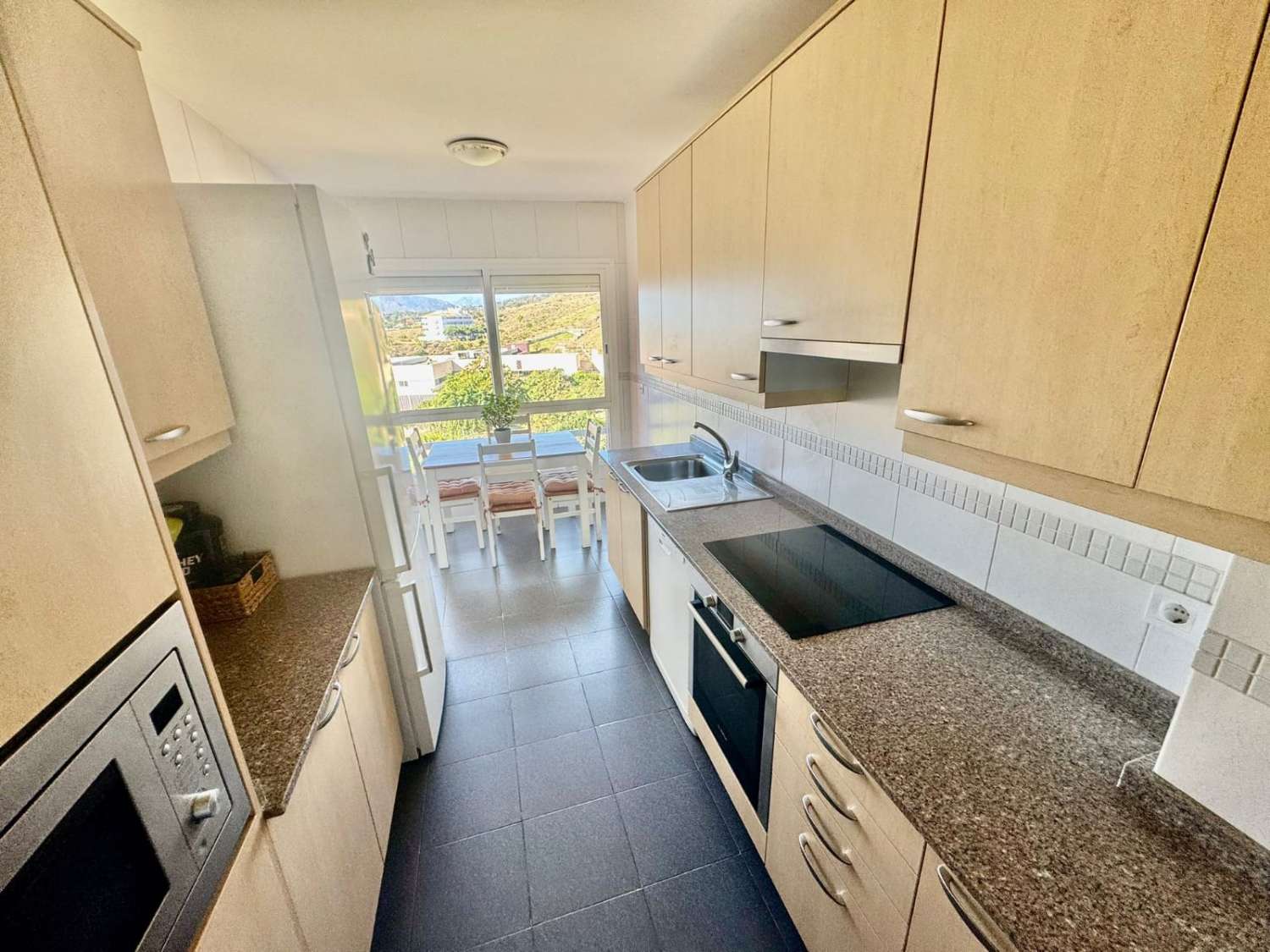 Bonito y acogedor piso con parking y piscina.