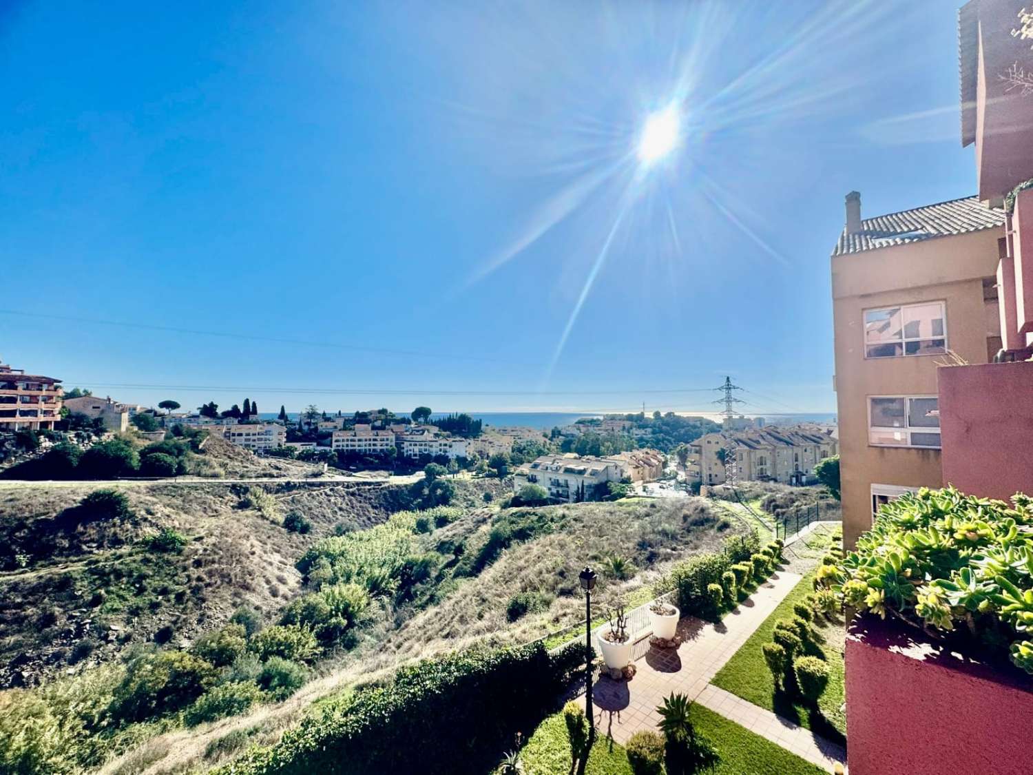 Bonito y acogedor piso con parking y piscina.