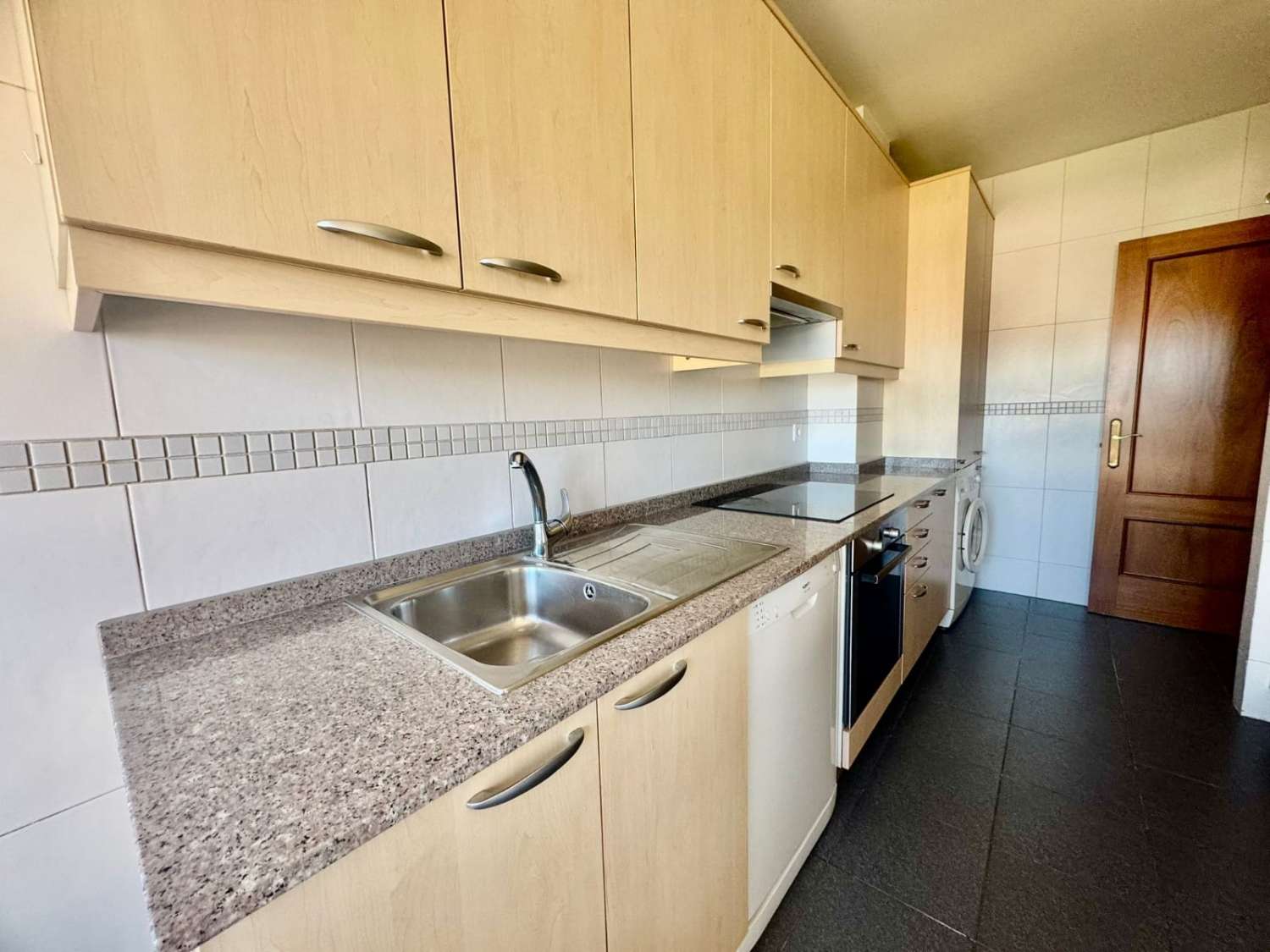 Bonito y acogedor piso con parking y piscina.