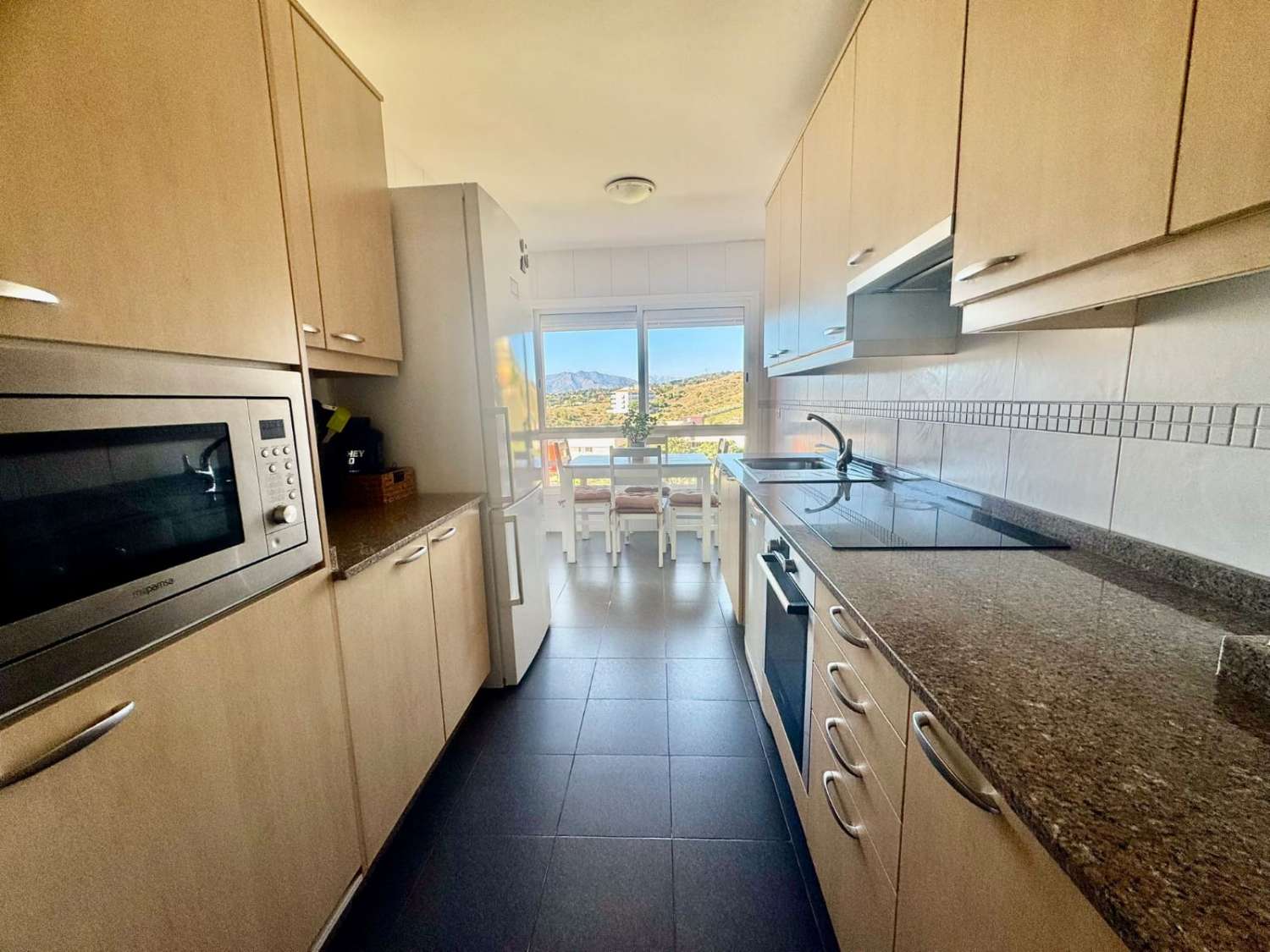 Bonito y acogedor piso con parking y piscina.