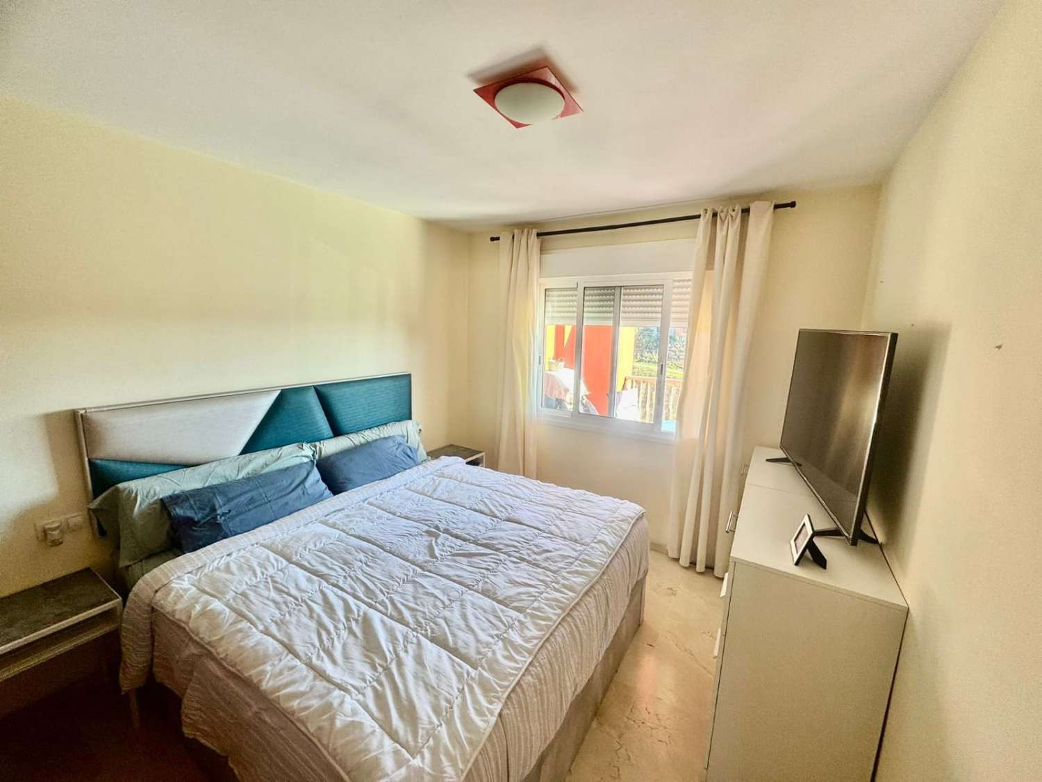 Bonito y acogedor piso con parking y piscina.