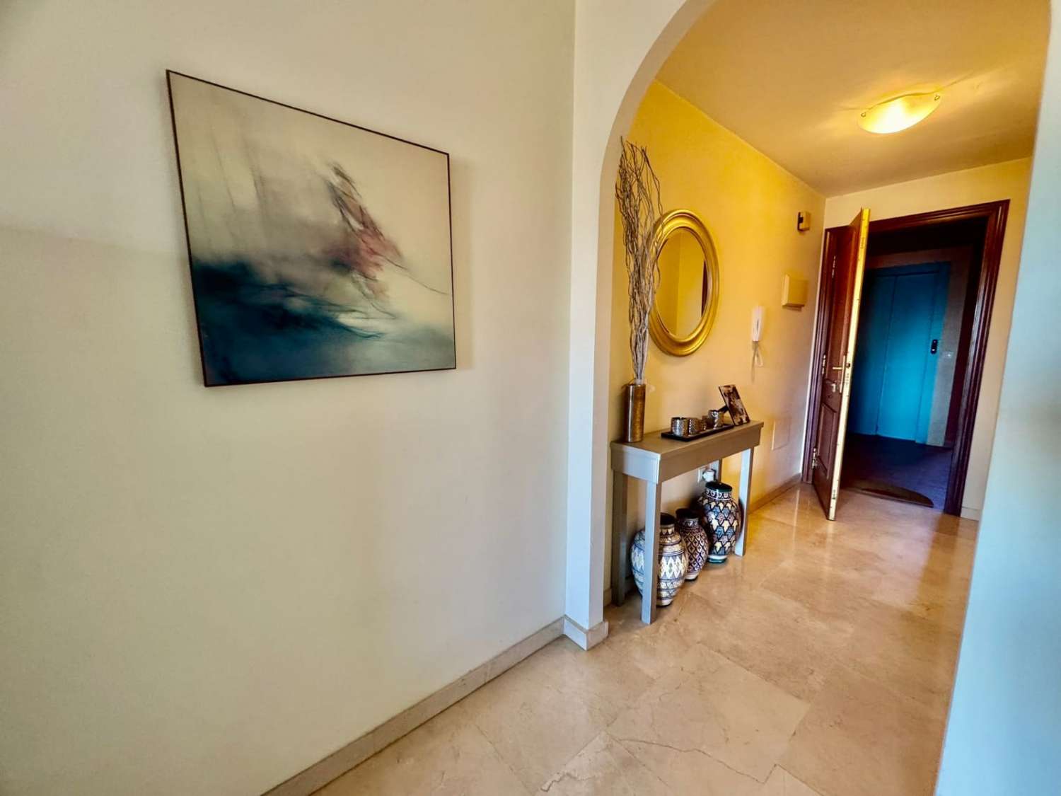 Bonito y acogedor piso con parking y piscina.