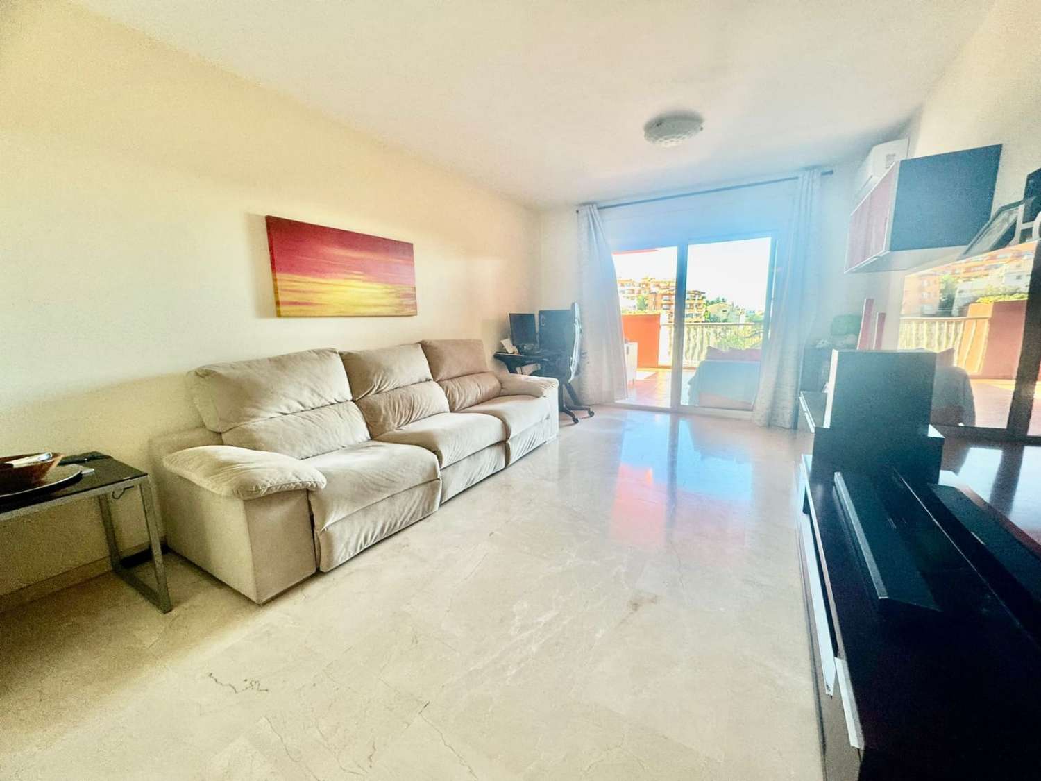 Bonito y acogedor piso con parking y piscina.