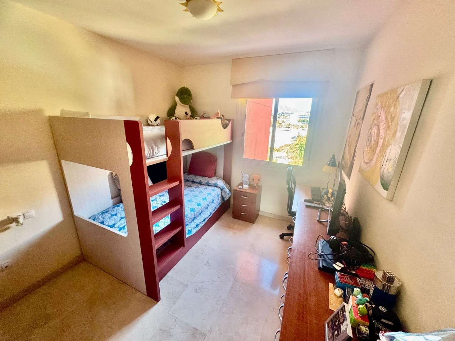 Bonito y acogedor piso con parking y piscina.