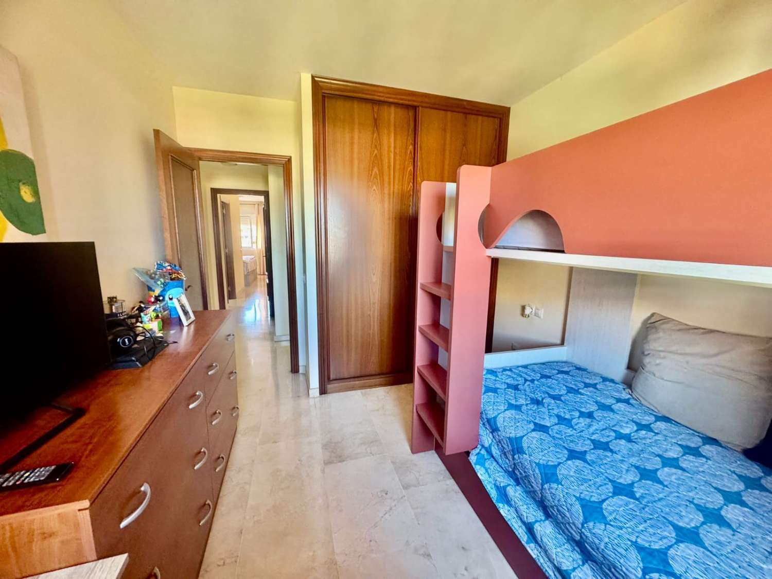 Bonito y acogedor piso con parking y piscina.