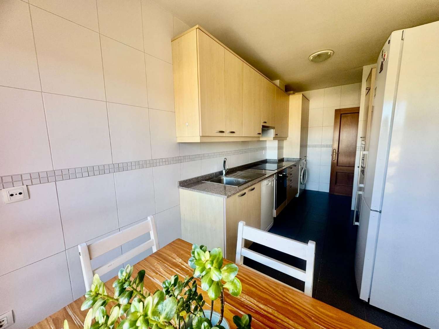 Bonito y acogedor piso con parking y piscina.