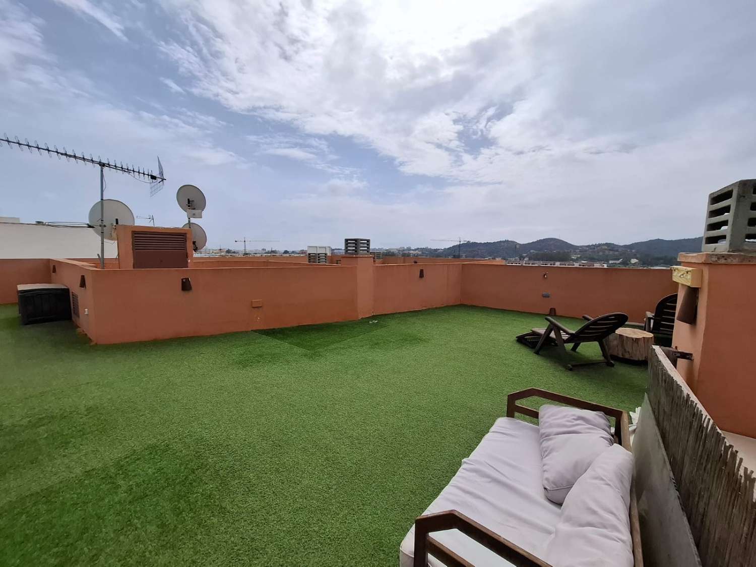 Atico con terraza amplia para disfrutar en Campanilla