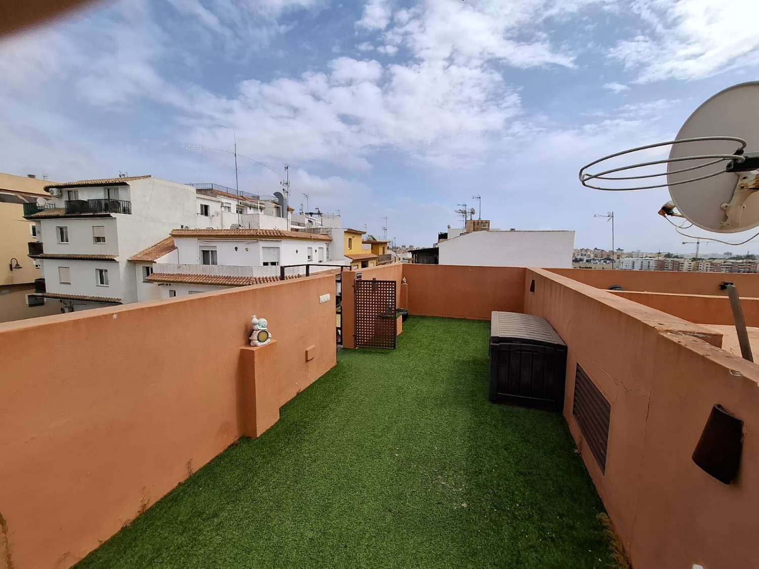 Atico con terraza amplia para disfrutar en Campanilla