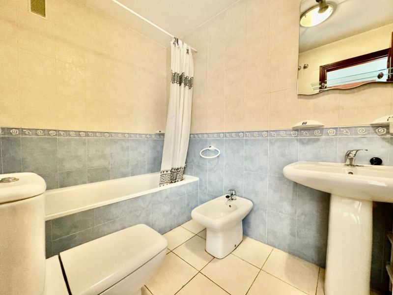 Magnifico piso de 2 dormitorios/2maños con terraza, piscina y parking comunitario