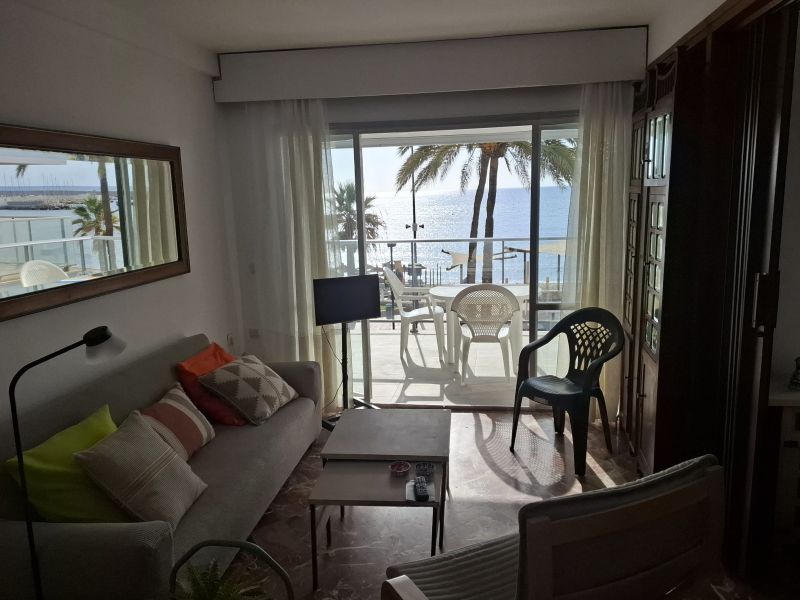 Gran piso en primera linea de Paseo Maritimo del centro de Fuengirola con garaje incluido